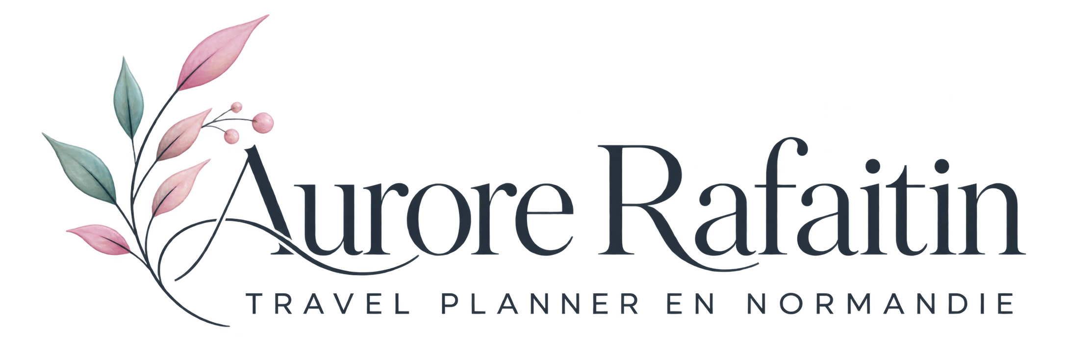 Logo d'Aurore Rafaitin, organisatrice de voyages en Normandie, orné d'un petit rameau de feuilles et de baies.